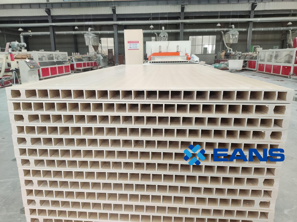 Ligne de production de panneaux de porte en plastique WPC en Chine