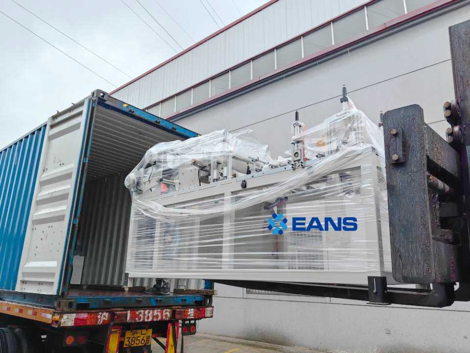 Machine de stratification de panneaux en PVC