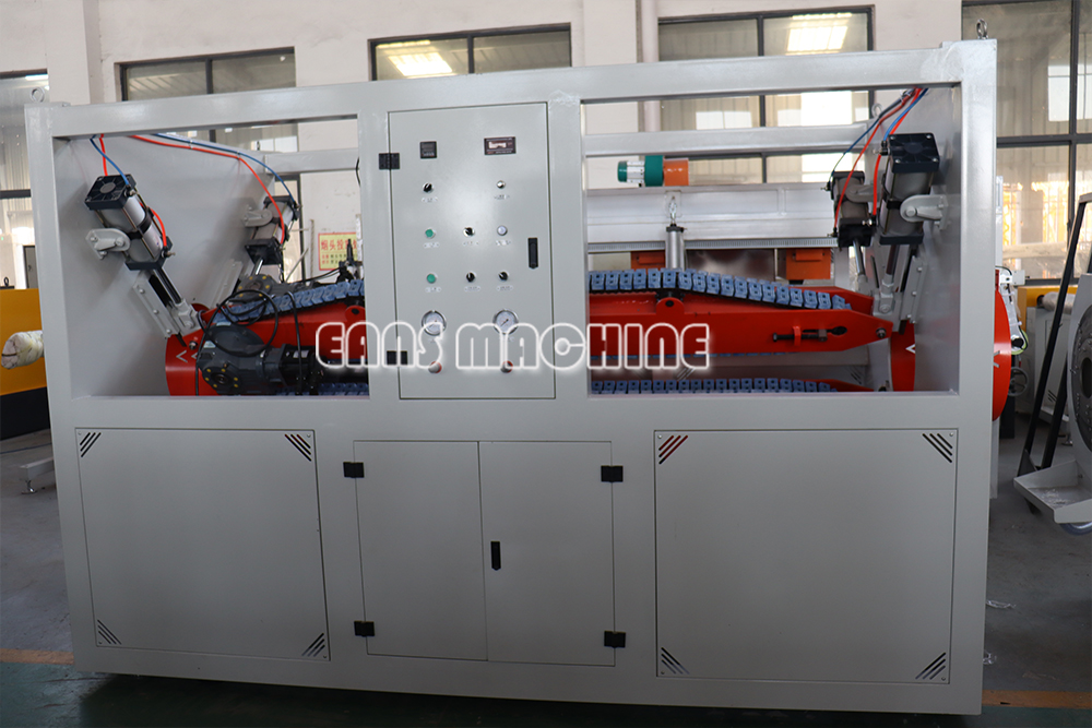 Machine &agrave; tuyaux en PVC