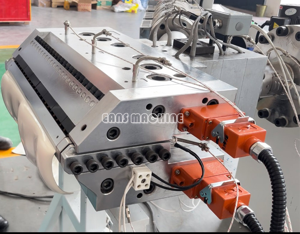 Moule de panneau de soffite en PVC