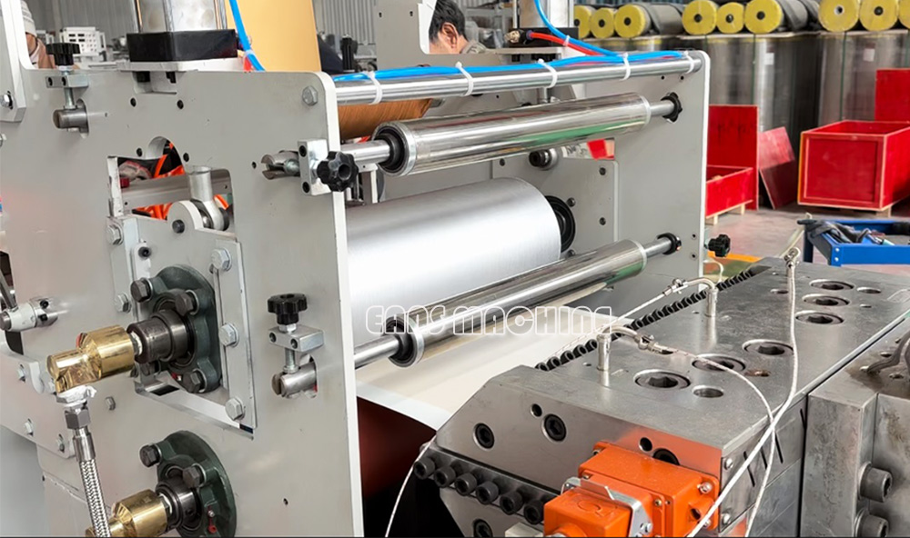 Machine de fabrication de panneaux de soffite en PVC