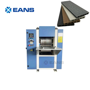 Machine de gaufrage de grain de bois de platelage de panneau mural WPC