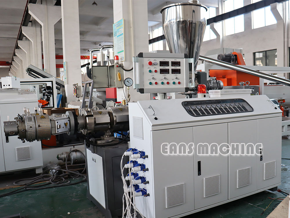 Extrudeuse de tuyaux en PVC