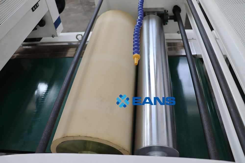 machine de rev&ecirc;tement de panneaux en PVC