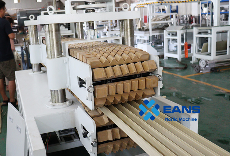 Machine de protection d'angle en PVC